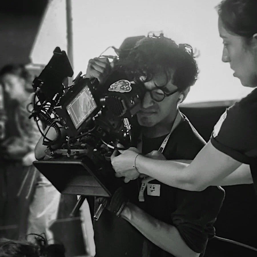 Estudiante operando cámara cinematográfica profesional en Proyecto Arte 7